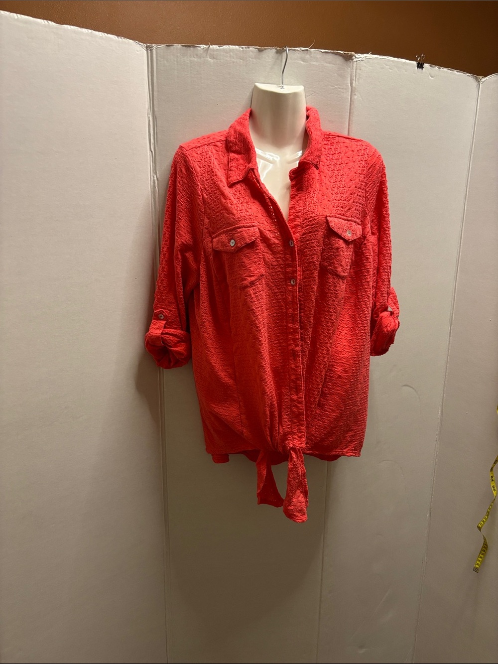 Live and Let Live Woman 1X Coral Pink Eyelet Button Up Roll Tab Tie Front Top A2